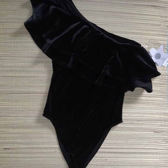 Good American Velvet Ruffle One Shoulder Bodysuit - Picture 12 of 14